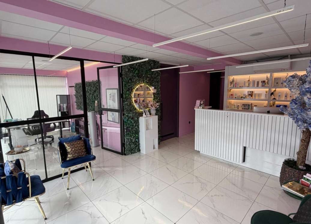 Local commercial polyvalent | 5 pièces + Parking + Terrasse