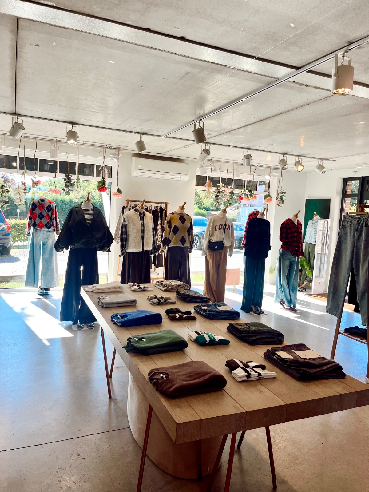 Concept Store féminin | CA assuré - Clientèle fidèle | Emplacement idéal