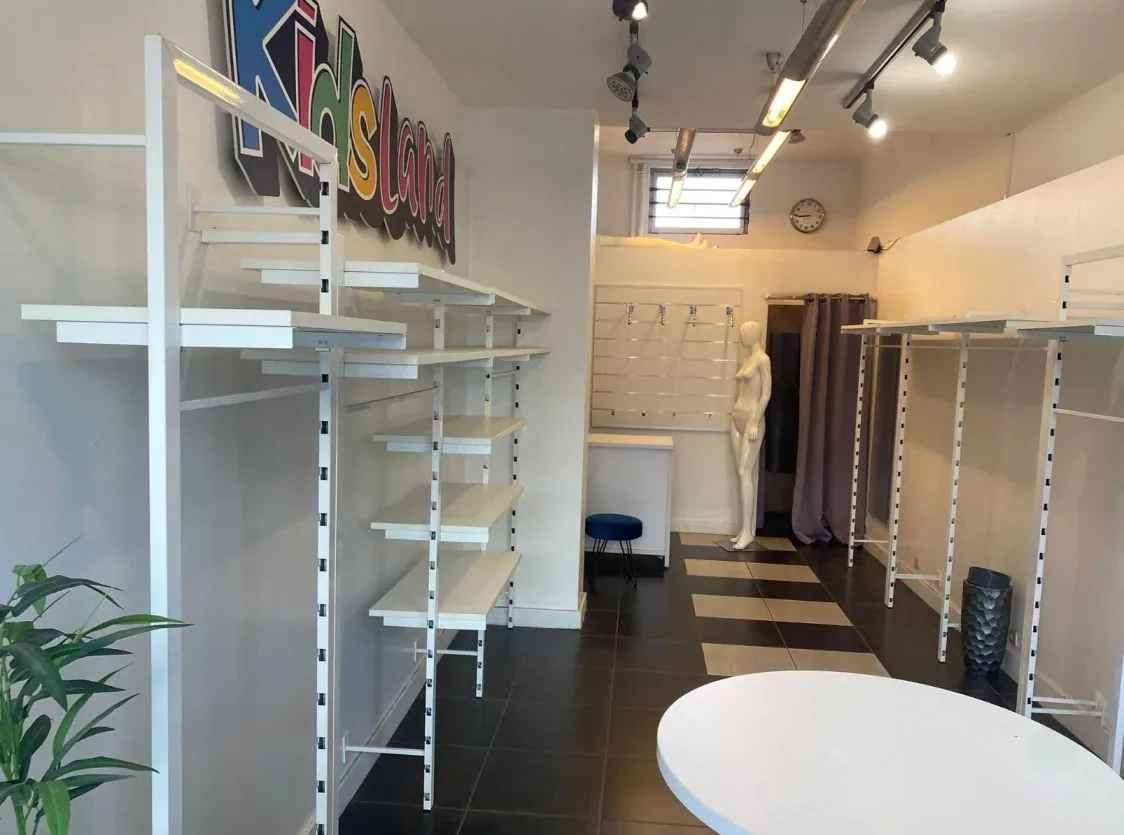 Rez commercial 35m² | Passage gare Ans | Prêt à exploiter
