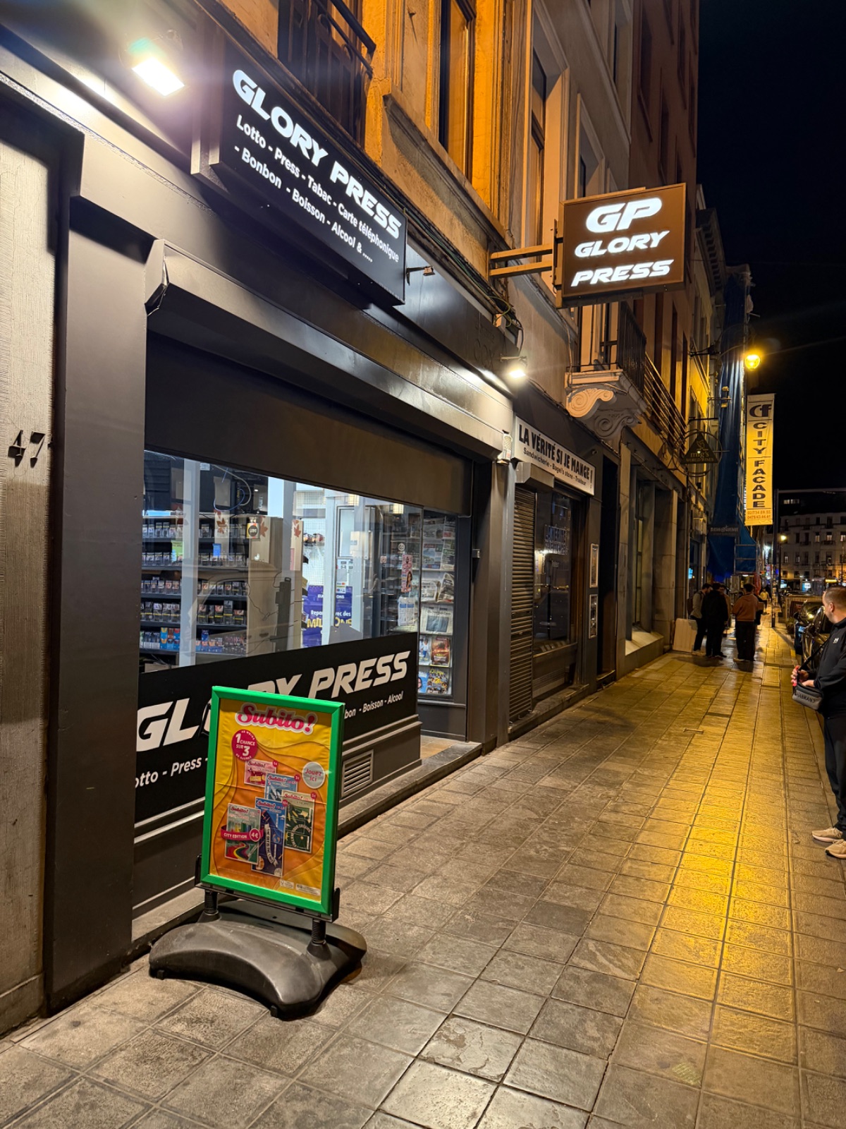 Night-shop Bruxelles | Quartier Louise | Flux piéton continu