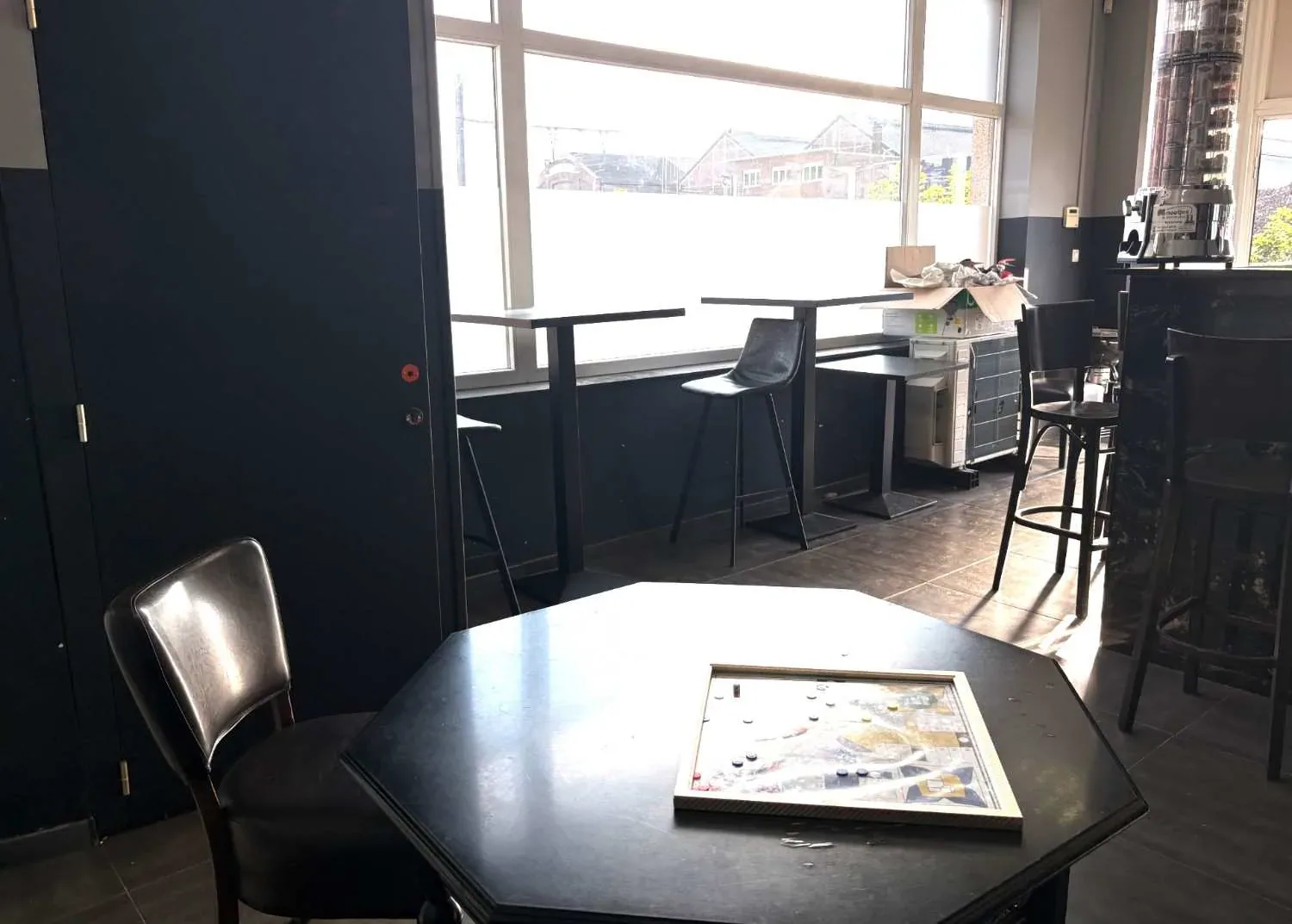 Café de quartier | Faible loyer | Place animée